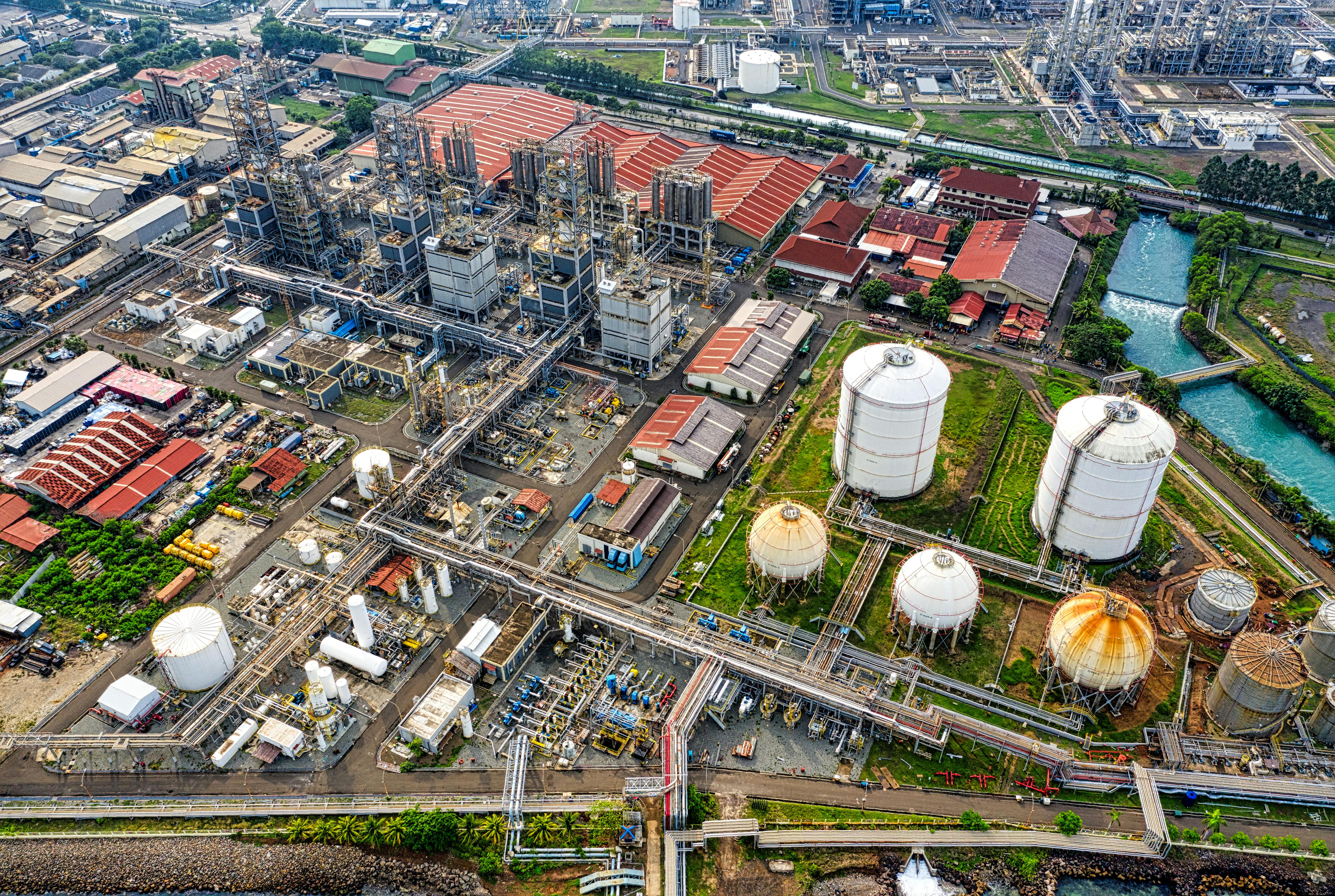 Engineers in Maharashtra collaborating on plant execution plans